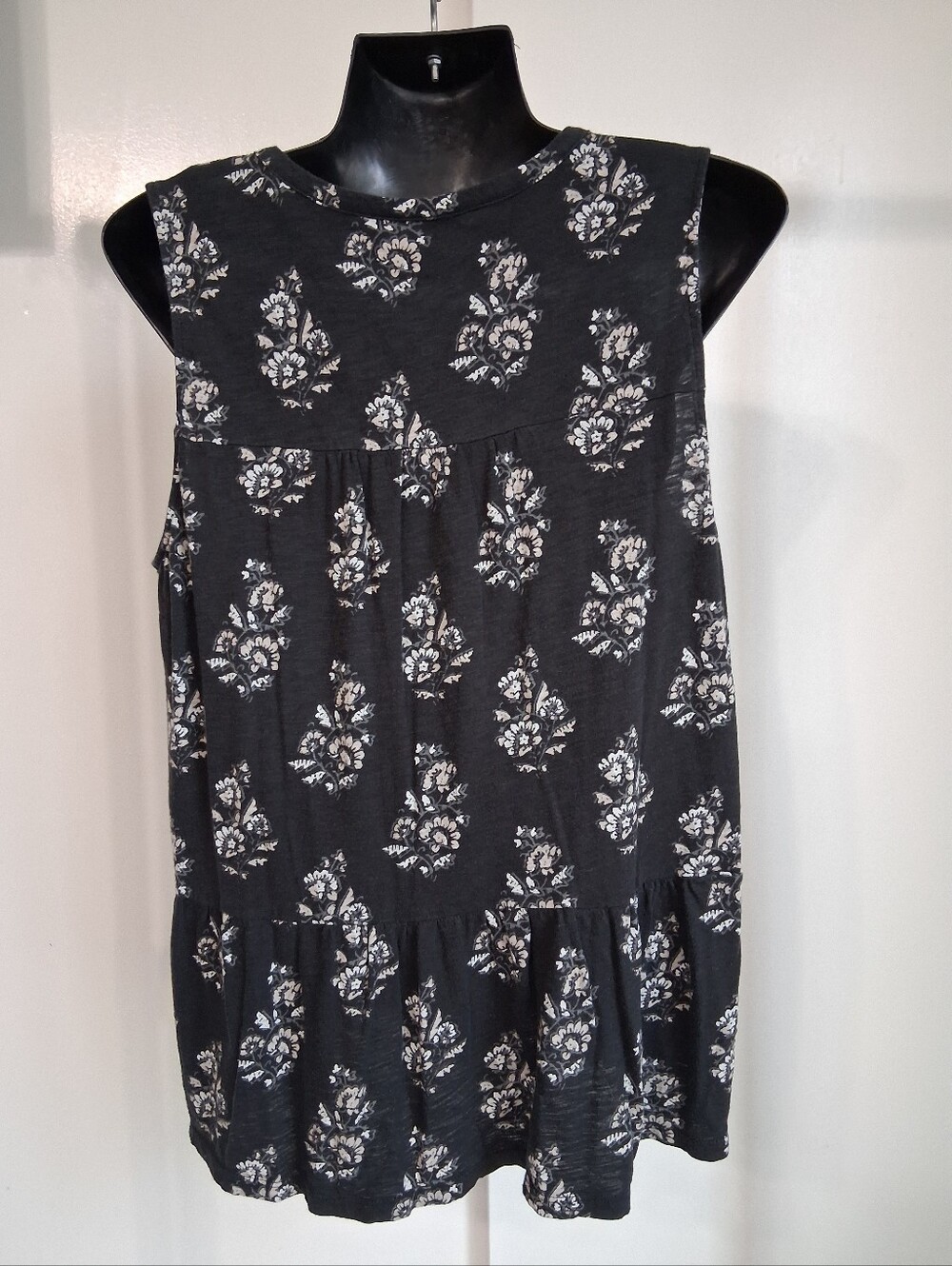 Lucky Brand Black Floral Tie-Neck Sleeveless Top Sz L - Picture 2 of 6